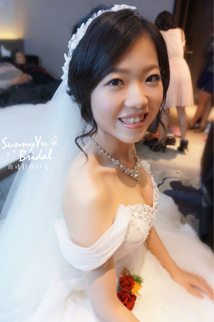 台北新秘｜台北新娘秘書推薦｜新娘秘書雨晴｜白紗造型｜新娘髮型｜黑髮新娘｜蕾絲髮帶｜兄弟大飯店