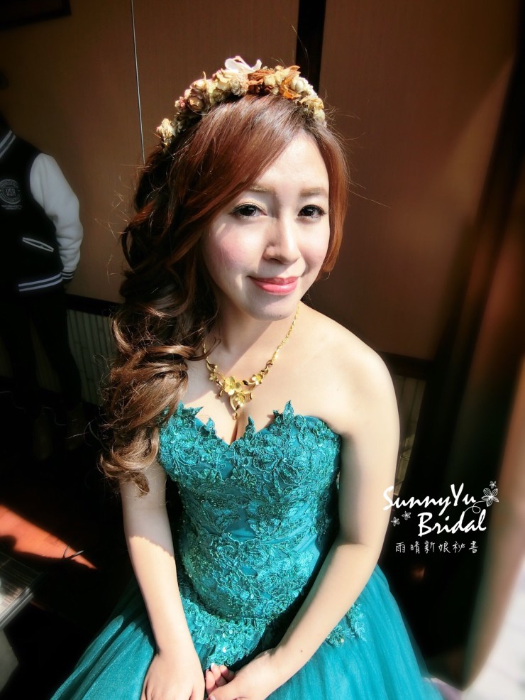 及肩短髮新娘｜新娘接髮｜新娘秘書雨晴｜嘉義新娘秘書｜短髮新娘｜乾燥花髮飾｜綠色晚禮服
