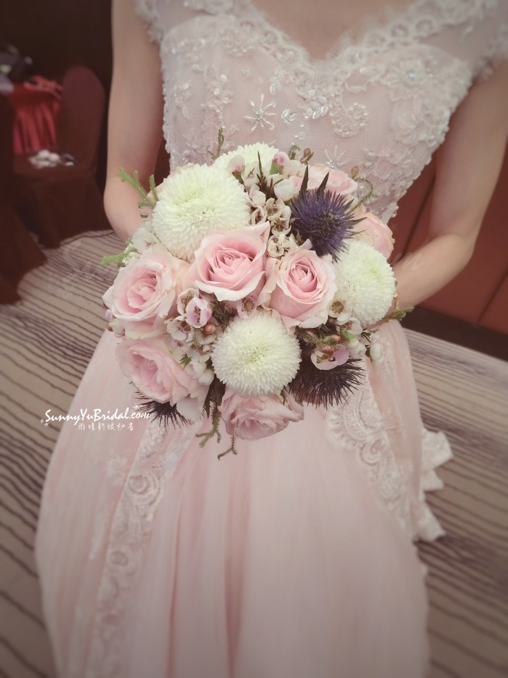 新娘捧花｜客製圓形捧花｜柔和色系捧花｜胸花｜主婚人胸花｜新郎胸花｜台北新娘秘書推薦｜雨晴新娘秘書｜雨晴手作｜蕾絲娃娃法式手工婚紗