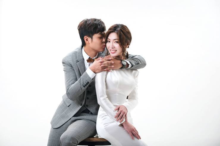 新秘雨晴|婚攝柚子|貳月婚紗|白色緞面婚紗禮服|台北新娘秘書|新娘秘書推薦|台北新秘推薦|新娘造型|婚紗推薦|低馬尾造型|簡約時尚風格|新娘妝容