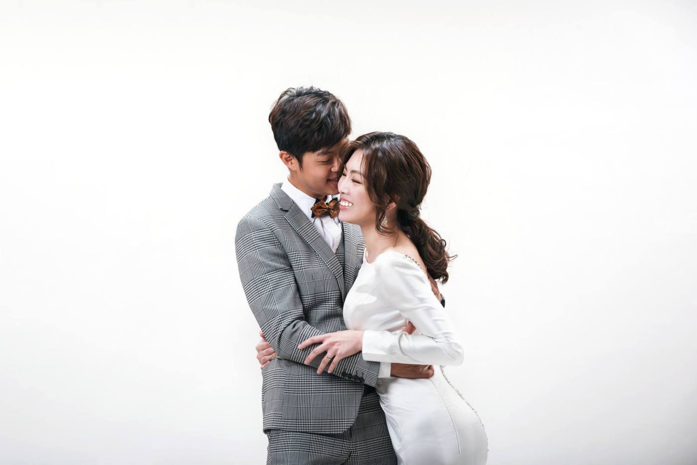 新秘雨晴｜婚攝柚子｜貳月婚紗｜白色緞面婚紗禮服｜台北新娘秘書｜新娘秘書推薦｜台北新秘推薦｜新娘造型｜婚紗推薦｜低馬尾造型｜簡約時尚風格