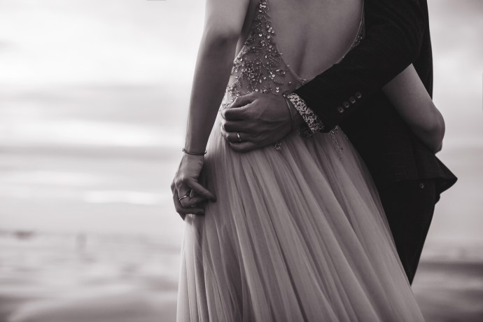 婚紗妝髮｜婚紗造型｜婚紗照｜台北婚紗推薦｜台北新秘推薦｜貳月婚紗推薦｜yangkk婚禮婚紗｜新秘雨晴｜晚禮服造型｜編髮造型｜側邊造型｜氣質造型｜沙崙海邊｜逆光婚紗｜海邊婚紗｜透膚性感禮服