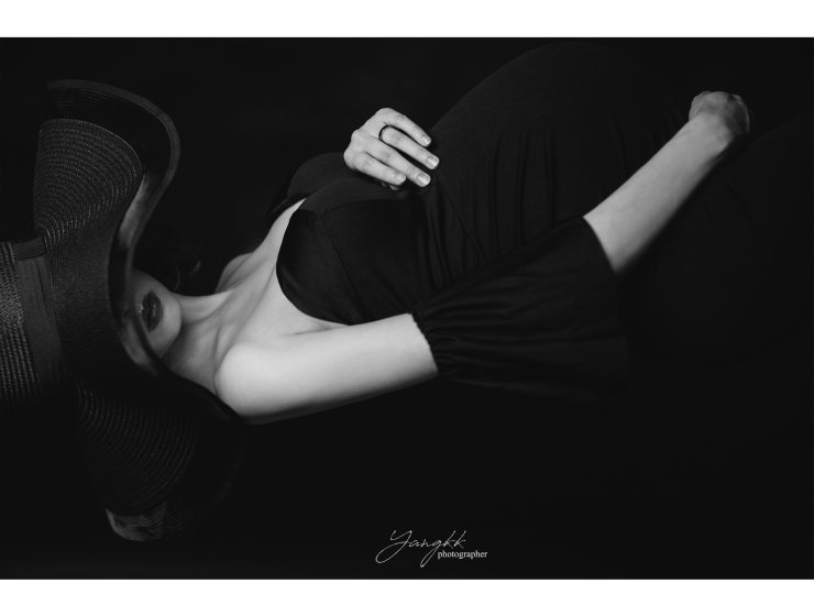 孕婦寫真｜妊辰紀錄｜台北孕媽咪寫真｜貳月婚紗｜台北新秘推薦｜孕婦創作照片｜台北新娘秘書雨晴｜YangKK婚禮人像攝影｜黑白藝術｜歐美妝感｜厭世紅唇｜帥氣性感孕婦照