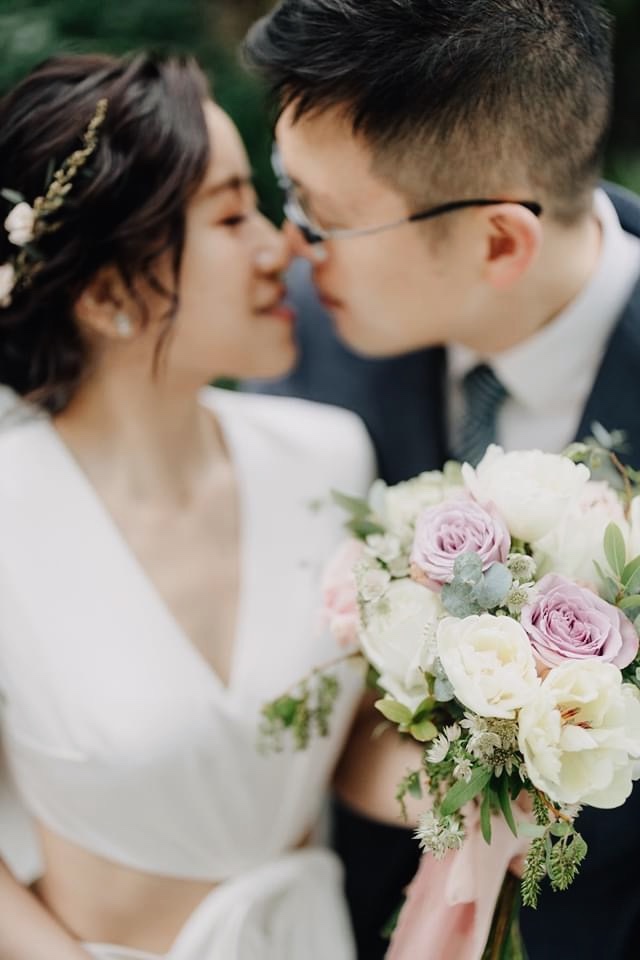 白紗造型|台北新秘推薦|新娘秘書推薦雨晴|台北新娘秘書|新娘造型|新娘妝感|眼妝特寫|眼型調整|白紗妝髮|優雅氣質新娘造型|盤髮造型|新娘捧花|森林系新娘花環|小清新甜美風格