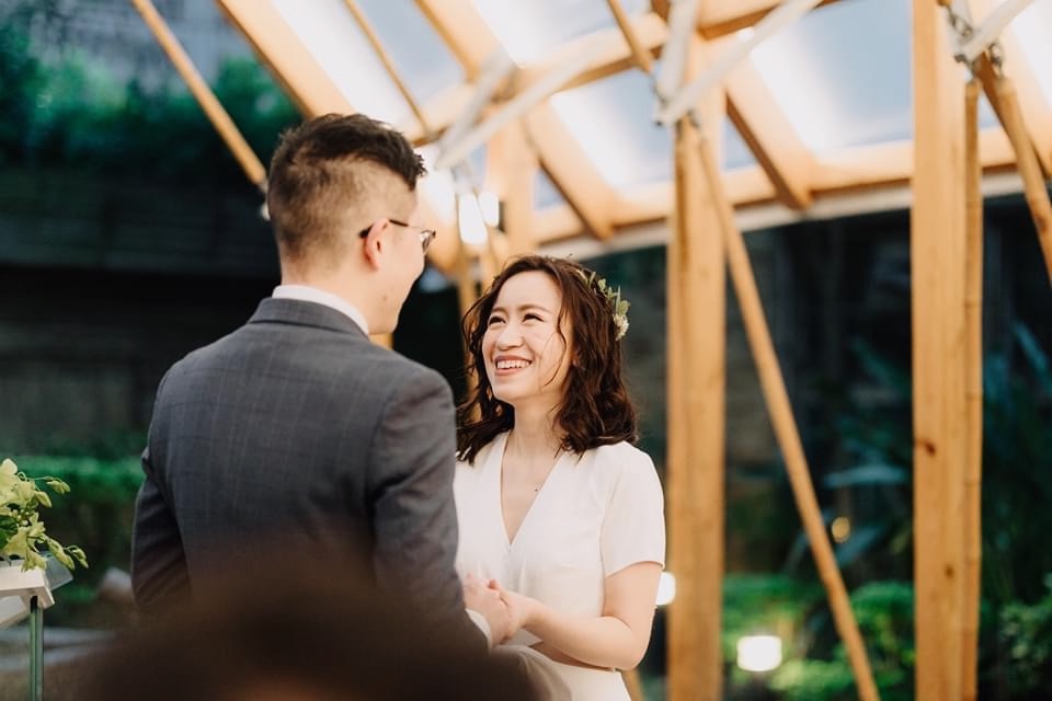 白紗造型|台北新秘推薦|新娘秘書推薦雨晴|台北新娘秘書|新娘造型|新娘妝感|眼妝特寫|眼型調整|白紗妝髮|優雅氣質新娘造型|盤髮造型