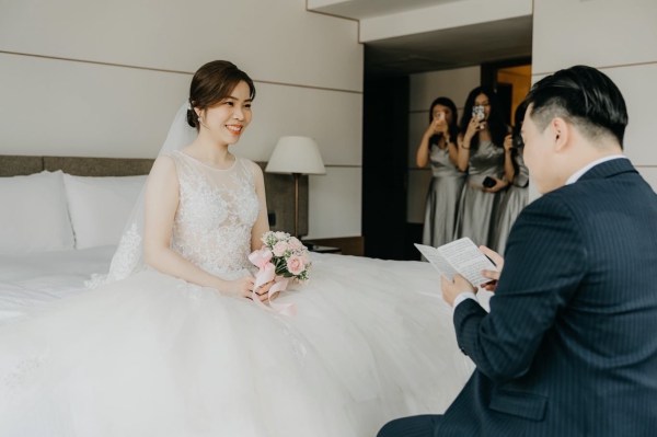 新秘雨晴, 新秘雨蒨, 新娘秘書, 台北新秘, 新秘彩妝造型, 白紗造型, 婚禮造型, 婚紗造型, 新娘彩妝造型, 婚禮彩妝造型, 盤髮造型, 韓系造型, 簡約造型風格, 韓系低包頭, 光澤底妝, 晶華酒店, 貳月婚紗, 游阿三攝影, 奇蹟影像