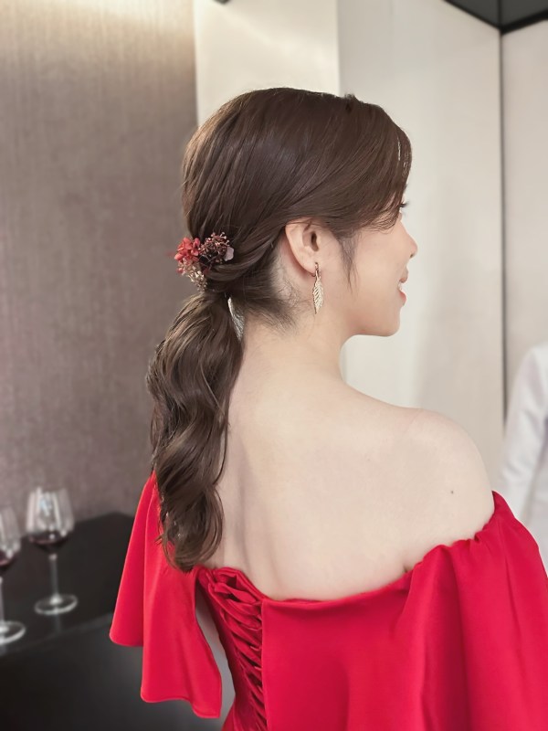 新秘雨晴, 新秘雨蒨, 新娘秘書, 台北新秘, 新秘彩妝造型, 婚禮造型, 婚紗造型, 新娘彩妝造型, 婚禮彩妝造型, 韓系造型, 簡約造型風格, 光澤底妝, 晶華酒店, 貳月婚紗, 游阿三攝影, 奇蹟影像, 緞面禮服, 乾燥花造型, 紅色禮服造型
