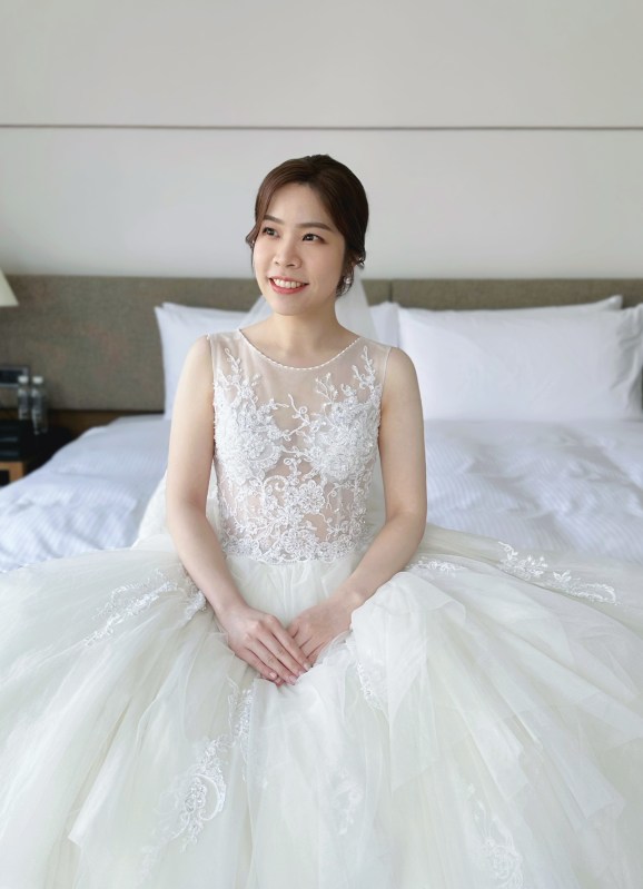 新秘雨晴, 新秘雨蒨, 新娘秘書, 台北新秘, 新秘彩妝造型, 白紗造型, 婚禮造型, 婚紗造型, 新娘彩妝造型, 婚禮彩妝造型, 盤髮造型, 韓系造型, 簡約造型風格, 韓系低包頭, 光澤底妝, 晶華酒店, 貳月婚紗, 游阿三攝影, 奇蹟影像