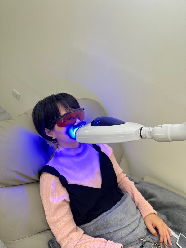 台北師大牙齒淨白推薦-白凝店內環境、溫和牙齒淨白過程-照光儀器